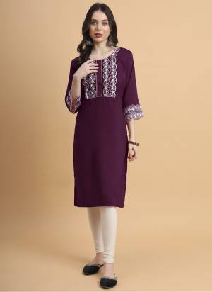 Garb These Beautiful Looking Readymade Long Kurti.These Kurti is Fabricated On Maska Cotton Silk.Its Beautified With Designer Thread Embroidery Work.