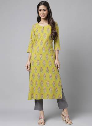 Grab These Beautiful Looking Readymade Kurti.These Kurti is Fabricated On Cotton.Its Beautified With Designer Floral Printed.