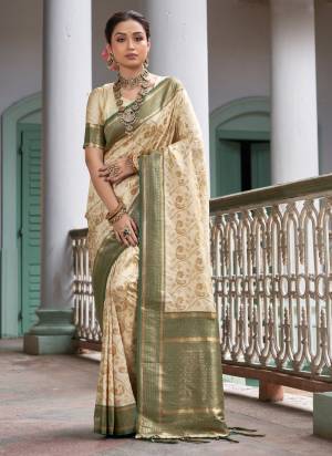 Garb These Party Wear Saree in Fine Colored.These Saree And Blouse is Fabricated On Banarasi Silk.Its Beautified With Heavy Weavon Designer.