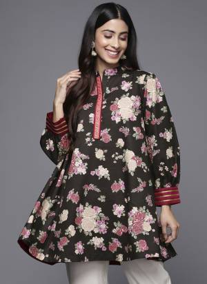 Attrective These Beautiful Looking Readymade Kurti.These Kurti is Fabricated On Crepe.Its Beautified With Designer Designer Printed.