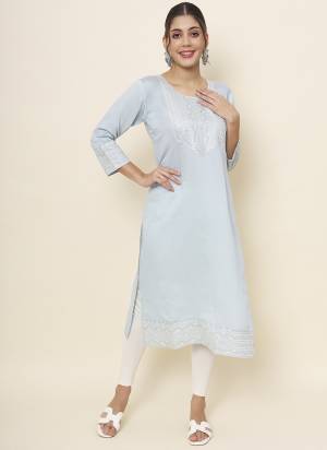 Grab These Beautiful Looking Readymade Long Kurti.These Kurti is Fabricated On Cotton.Its Beautified With Designer Embroidery Work.