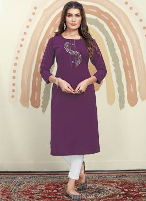 Grab These Beautiful Looking Readymade Kurti.These Kurti is Fabricated On Maaza Cotton.Its Beautified With Designer Hand Work With Pocket.