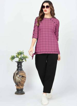 Attrective These Beautiful Looking Readymade Short Kurti.These Kurti is Fabricated On Cotton.Its Beautified With Wevon Lining Designer Hand Work.