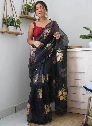 Attrective Looking These Party Wear Saree in Fine Colored.These Saree Are Organza And Blouse is Fabricated On Art Silk.Its Beautified With Designer Hand Foil Printed,Cut Work.