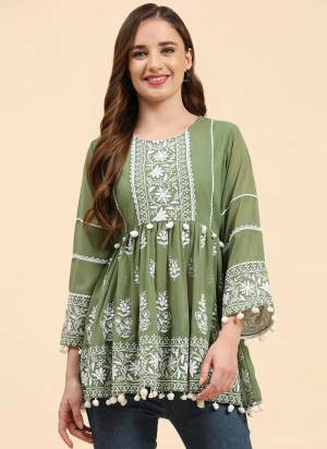 Grab These Beautiful Looking Readymade Short Kurti.These Kurti is Fabricated On Georgette.Its Beautified With Designer Embroidery Work.