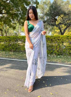 Garb These Party Wear Saree in Fine Colored.These Saree Are Chiffon And Blouse is Fabricated On Satin Chiffon.Its Beautified With Digital Foil Printed,Cut Work.