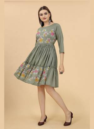 Attrective Looking These Beautiful Looking Readymade Kurti.These Kurti is Fabricated On Viscoce Rayon.Its Beautified With Designer Embroidery Work.