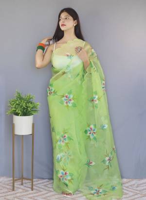 Attrective Looking These Party Wear Saree in Fine Colored.These Saree Are Organza And Blouse is Fabricated On Art Silk.Its Beautified With Designer Hand Print Work With Arco Cut Work.