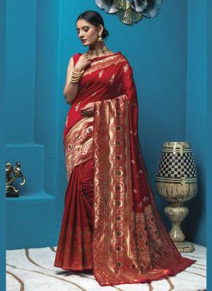 Garb These Party Wear Saree in Fine Colored.These Saree And Blouse is Fabricated On Handloom Silk.Its Beautified With Wevon Jari Designer.