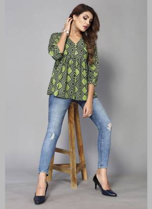 Attrective These Beautiful Looking Readymade Kurti.These Kurti is Fabricated On Crepe.Its Beautified With Designer Floral Digital Printed.