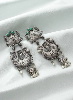 Grab These Beautifil Silver Colored Earring.These Earring is Come Alloy Material And Beautified With Stone And Beads Work.