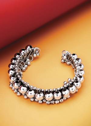 Looking These Beautifil Silver Colored Bracelet.These Bracelet is Come Alloy Material And Beautified With Oxidised Beads Work.