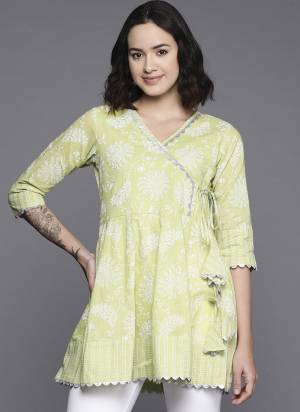 Attrective These Beautiful Looking Readymade Kurti.These Kurti is Fabricated On Cotton.Its Beautified With Designer Floral Printed.