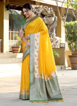 Attrective These Festive Wear Saree in Fine Colored.These Saree And Blouse is Fabricated On Banarasi Silk.Its Beautified With Weaving Jari,Thread Designer.