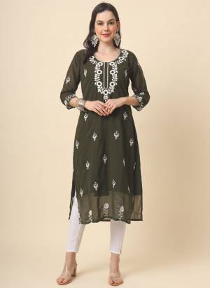 Garb These Beautiful Looking Readymade Kurti.These Kurti is Fabricated On Georgette.Its Beautified With Designer Embroidery Work.