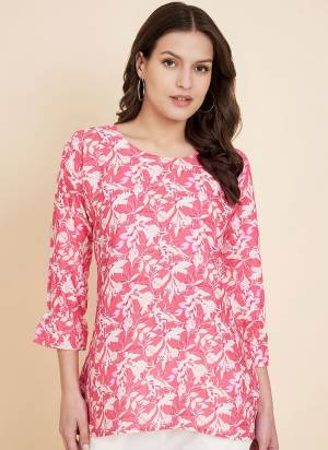 Garb These Beautiful Looking Readymade Short Kurti.These Kurti is Fabricated On Crush Crape.Its Beautified With Designer Printed.