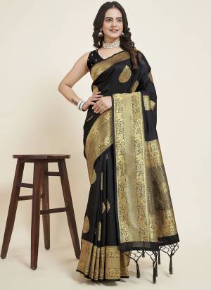 Garb This Partywear Saree Paired With Blouse.This Saree And Blouse Are Silk Based Fabric With Weaving Jacquard Jari Designer. Buy This Pretty Saree Now.