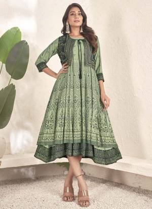 Attrective These Beautiful Looking Readymade Kurti.These Kurti Fabricated On Cotton.Its Beautified With Designer Foil Printed.