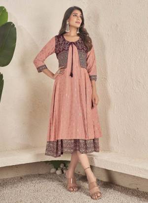 Attrective These Beautiful Looking Readymade Kurti.These Kurti Fabricated On Cotton.Its Beautified With Designer Foil Printed.