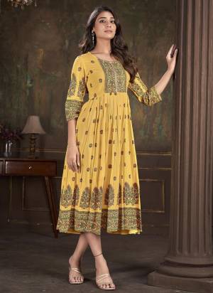 Attrective These Beautiful Looking Readymade Long Kurti.These Kurti Fabricated On Cotton.Its Beautified With Designer Printed.