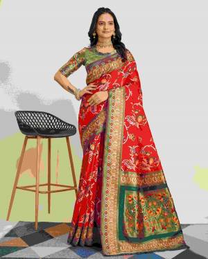 Attrective Look These Saree in Fine Colored.These Saree Are Banarasi Silk And Blouse is Banarasi Silk Fabricated.Its Beautified With Weving Designer.