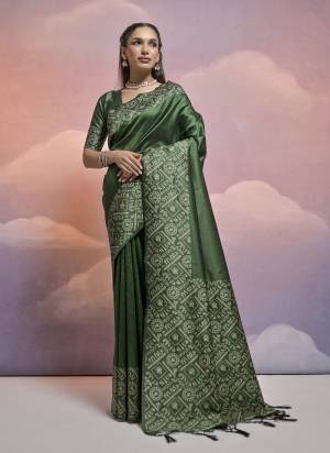 Garb These Party Wear Fancy Saree in Fine Colored.These Saree And Blouse is Fabricated On Handloom Raw Silk.Its Beautified With Handloom Weaving Designer.