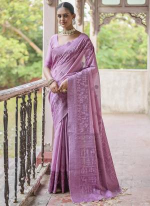 Garb These Party Wear Fancy Saree in Fine Colored.These Saree And Blouse is Fabricated On Handloom Raw Silk.Its Beautified With Handloom Weaving Designer.