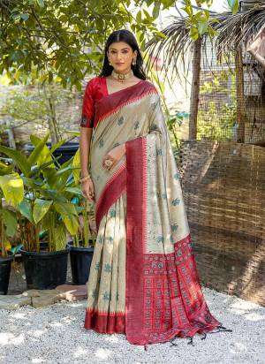 Garb These Party Wear Fancy Saree in Fine Colored.These Saree And Blouse is Fabricated On Handloom Raw Silk.Its Beautified With Handloom Weaving Designer.