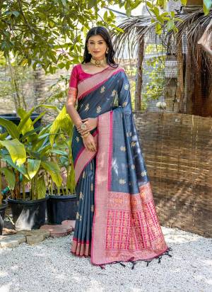 Garb These Party Wear Fancy Saree in Fine Colored.These Saree And Blouse is Fabricated On Handloom Raw Silk.Its Beautified With Handloom Weaving Designer.