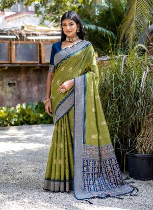 Garb These Party Wear Fancy Saree in Fine Colored.These Saree And Blouse is Fabricated On Handloom Raw Silk.Its Beautified With Handloom Weaving Designer.