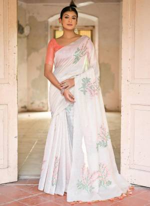 Attrective These Party Wear Saree in Fine Colored.These Saree Are Muga Cotton And Blouse is Fabricated On Khadi Cotton.Its Beautified With Designer Printed With Wevon Designer Blouse.