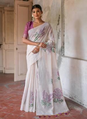 Attrective These Party Wear Saree in Fine Colored.These Saree Are Muga Cotton And Blouse is Fabricated On Khadi Cotton.Its Beautified With Designer Printed With Wevon Designer Blouse.