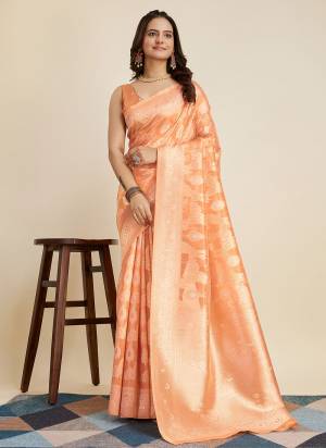 Garb These Party Wear Saree in Fine Colored.These Saree Are Banarasi Silk And Blouse is Banarasi Silk Fabricated.Its Beautified With Weving Designer.