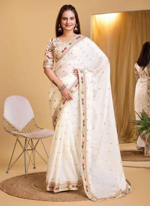 Garb These Party Wear Saree in Fine Colored.These Saree Are Organza And Blouse is Art Silk Fabricated.Its Beautified With Designer Embroidery Work.