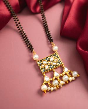 Attrective These Beautifil Multy Colored Mangalsutra.These Mangalsutra is Come Alloy Material And Beautified With Artificial Kundan,Stone And Beads Work.