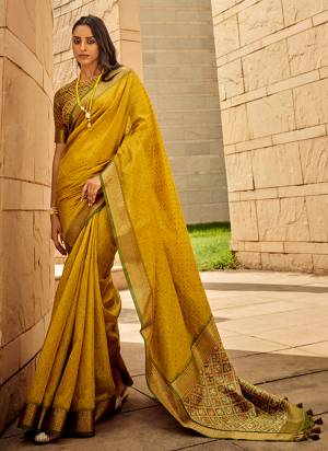 Looking These Party Wear Saree in Fine Colored.These Saree And Blouse is Fabricated On Handloom Silk.Its Beautified With Handloom Weaving Designer,Bandhani Printed.