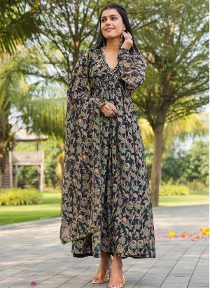 Looking These Beautiful Looking Readymade Gown With Dupatta.These Gown And Dupatta is Fabricated On Georgette.Its Beautified With Designer Floral Printed With Mirror Work.