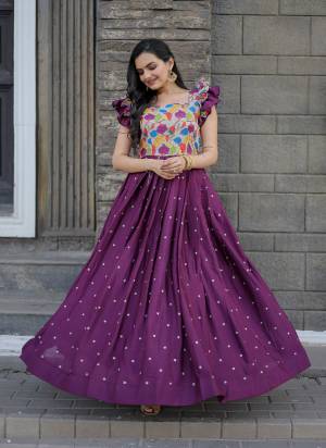 Attrective These Beautiful Paty Wear Looking Readymade Long Gown.These Gown is Fabricated On Muslin & Chinon.Its Beautified With Designer Printrd,Embroidery Work.