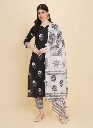 Attrective These Designer Suit in Fine Colored Pair With Bottom And Dupatta.These Top And Dupatta Are Fabricated On Cotton Pair With Cotton Bottom.Its Beautified With Heavy Designer Printed.