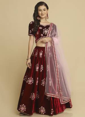 Grab These Party Wear Lehenga Choli in Fine Colored.These Lehenga Are Velvet Choli Are Velvet And Dupatta Are Fabricated On Net Pair.Its Beautified With Designer Embroidery Work.