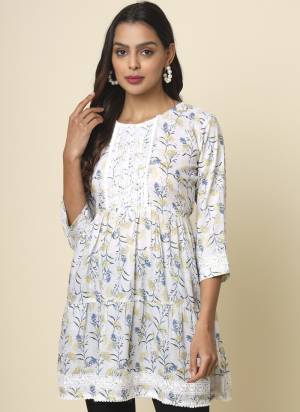 Garb These Beautiful Looking Readymade Kurti.These Kurti is Fabricated On Cotton.Its Beautified With Designer Printed With Lace.