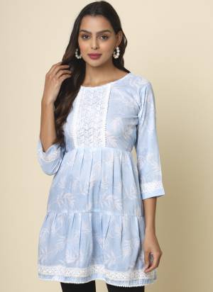Garb These Beautiful Looking Readymade Kurti.These Kurti is Fabricated On Cotton.Its Beautified With Designer Printed With Lace.