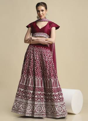 Grab These Party Wear Lehenga Choli in Fine Colored.These Lehenga Are Taffeta Silk Choli Are Taffeta Silk And Dupatta Are Fabricated On Net Pair.Its Beautified With Designer Embroidery Work.