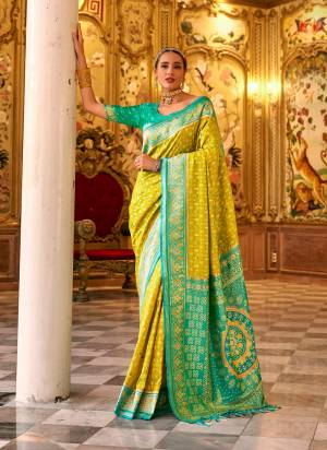 Looking These Party Wear Traditional Saree in Fine Colored.These Saree And Blouse is Fabricated On Banarasi Silk.Its Beautified With Weaving Jacquard Designer.