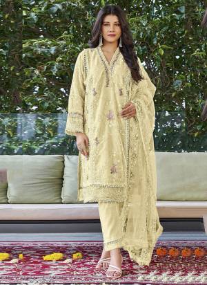 Garb These Designer Suit in Fine Colored Pair With Bottom And Dupatta.These Top Are Georgette And Dupatta Are Fabricated On Georgette Pair With Santoon Bottom.Its Beautified With Santoon Inner.Its Beautified With Heavy Designer Embroidery Work.