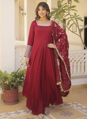 Attrective Looking These Beautiful Looking Readymade Long Gown With Dupatta.These Gown is Fabricated On Vichitra Silk And Vichitra Silk Dupatta.Its Beautified With Designer Jari,Sequance Embroidery Work.