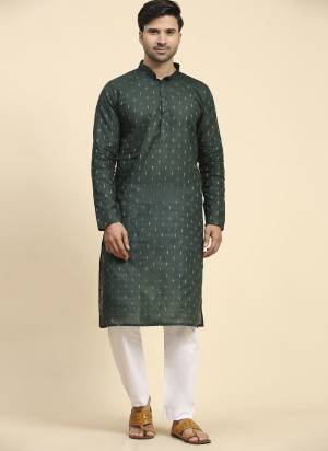 For A festive Wear,Grab These Readymade Kurta in Fine Colored.These Kurta is Fabricated On Cotton With Wevon Designer Work.Buy Now.