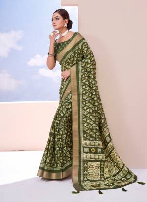 Garb These Party Wear Saree in Fine Colored.These Saree And Blouse is Fabricated On Dolla Silk Pair.Its Beautified With Wevon Jari Border Designer With Designer Printed.