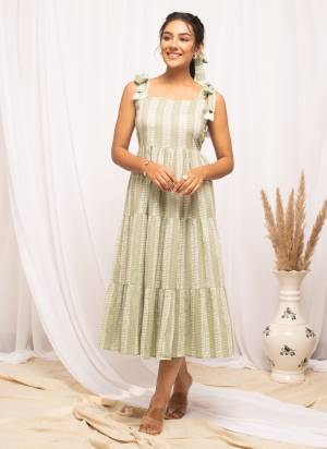 Attrective These Beautiful Looking Readymade Kurti.These Kurti Are Fabricated On Cotton.Its Beautified With Designer Printed.