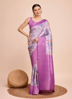 Garb This Partywear Saree Paired With Blouse.This Saree And Blouse Are Kanjivarm Silk Based Fabric With Weaving Jari Designer With Printed. Buy This Pretty Saree Now.